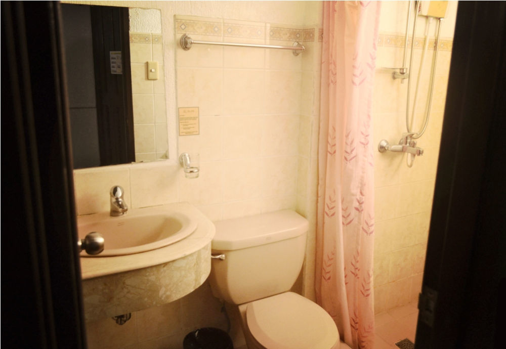 Vive Hotel Makati City Esterno foto