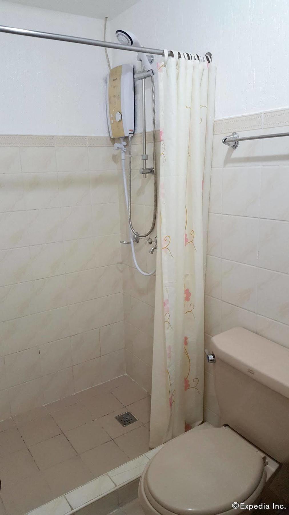 Vive Hotel Makati City Esterno foto
