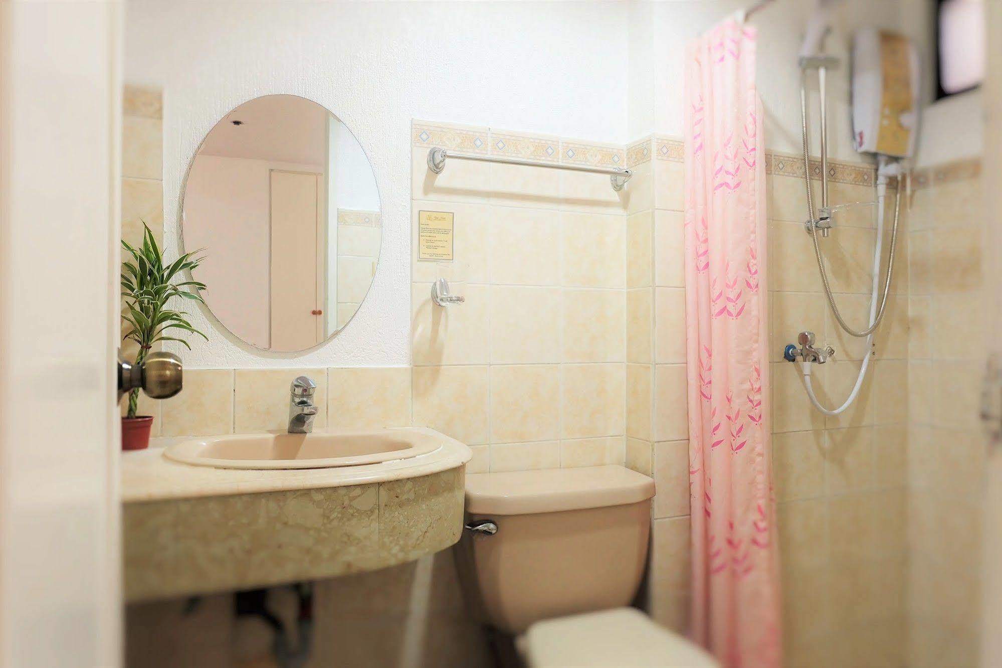 Vive Hotel Makati City Esterno foto
